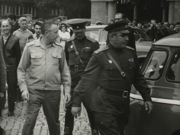 Sovětští důstojníci se 22. srpna 1968 vracejí z jednání s vedoucími činiteli olomouckého okresu, jež se uskutečnilo v budově OV KSČ (po rekonstrukci v letech 2004–2006 budova olomouckého magistrátu) v Hynaisově ulici 10. Státní okresní archiv v Olomouci.